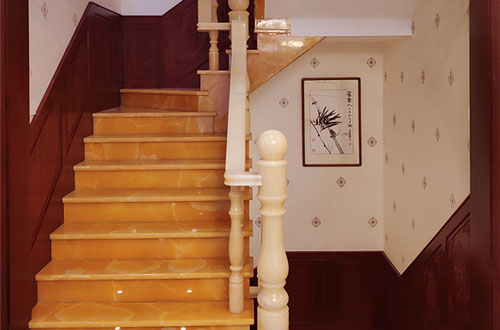 龙河镇中式别墅室内汉白玉石楼梯的定制安装装饰效果